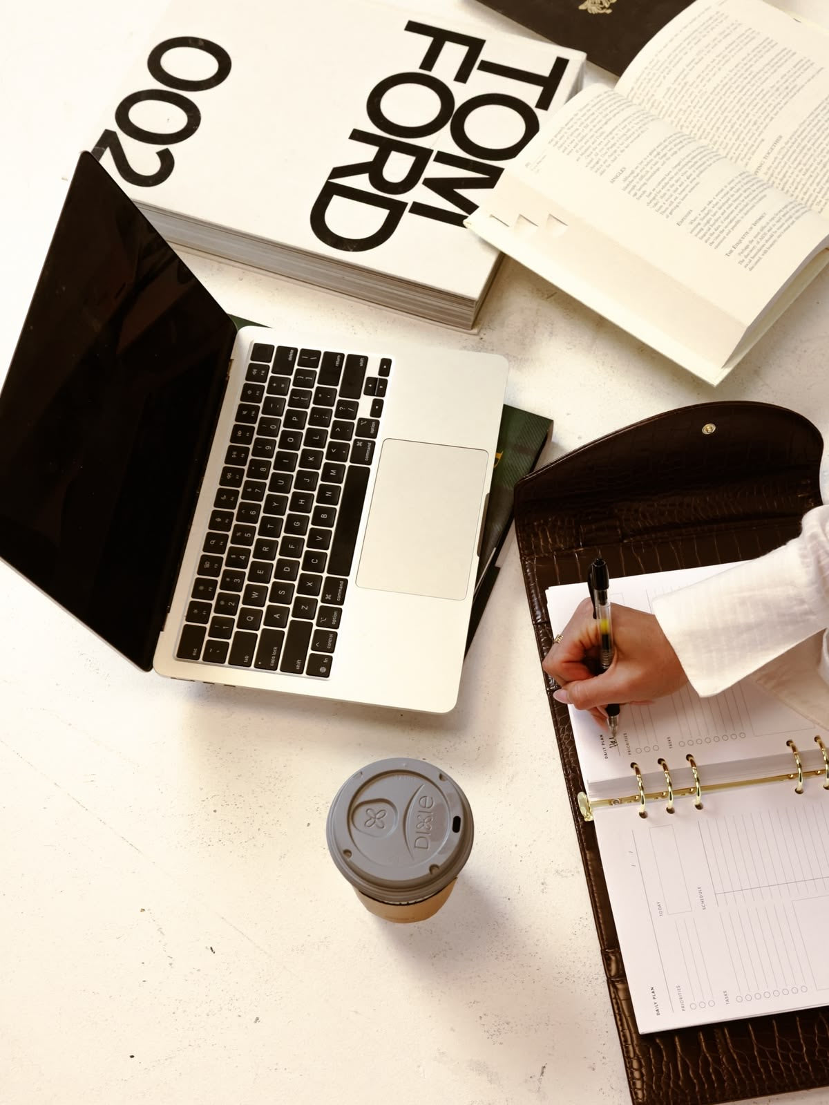 Femme dans un contexte de bureau, photographie de style NYA Soft.