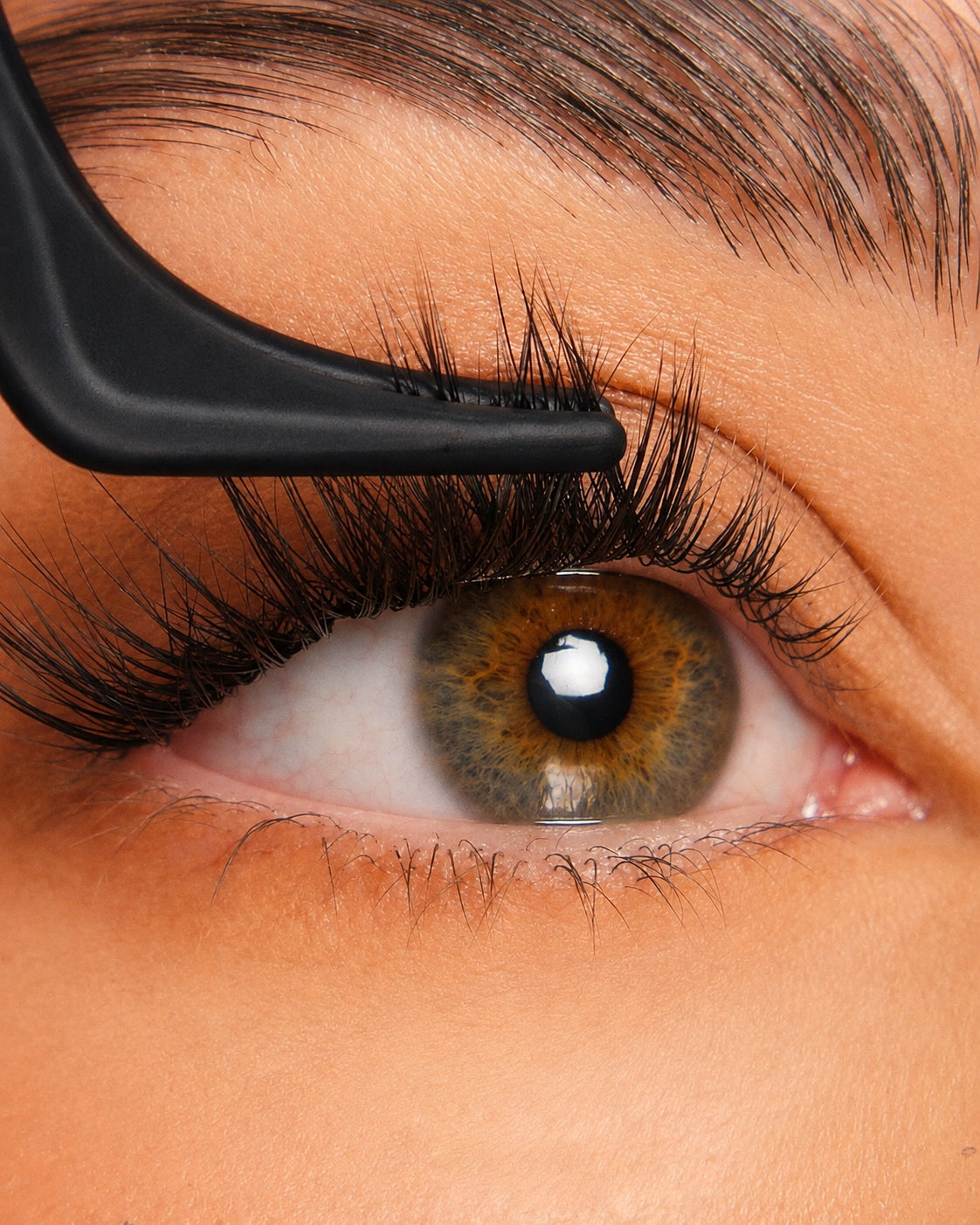 Préparation de la zone des cils avant une pose de clusters NYA.