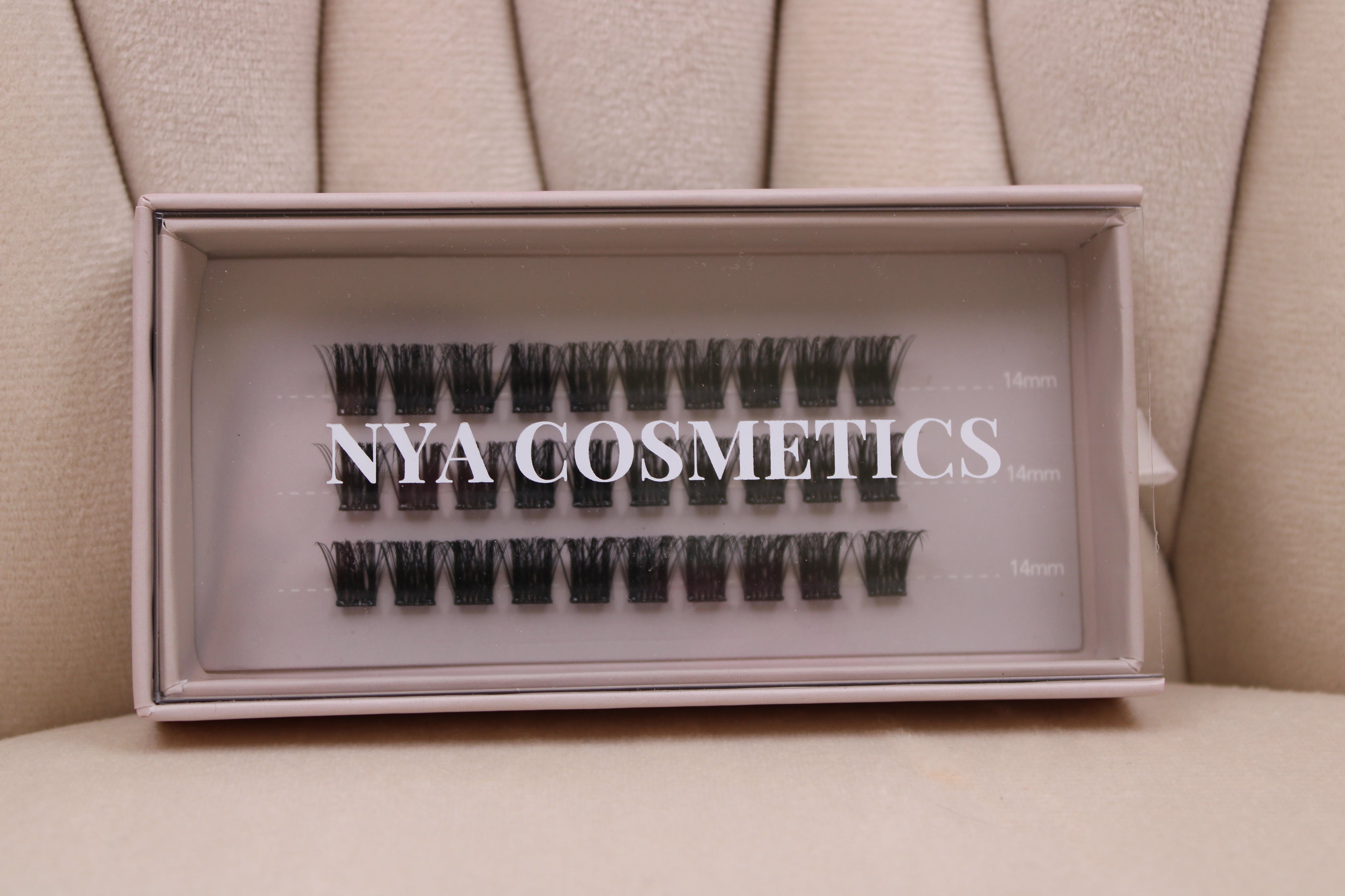 Boîte de faux cils en clusters 14 mm avec inscription NYA COSMETICS visible sur le couvercle.