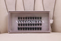 Boîte de faux cils noirs en clusters avec couvercle transparent portant le logo NYA COSMETICS. Taille mixte de 10mm à 14mm
