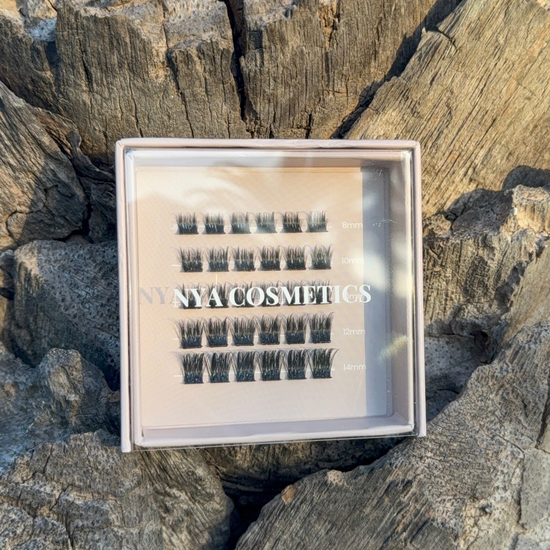 Des faux cils auto adhésifs ultra légers pour un confort total même en port prolongé.