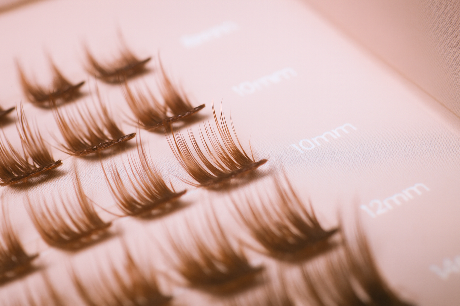 Faux cils auto adhésifs de qualité premium, conçus pour un confort optimal.