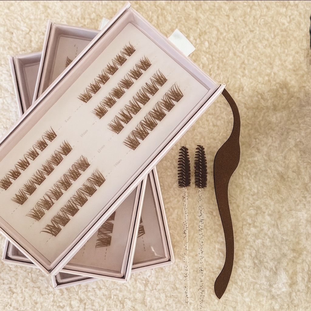 Faux cils auto adhésifs avec un volume intense pour un regard glamour et profond.