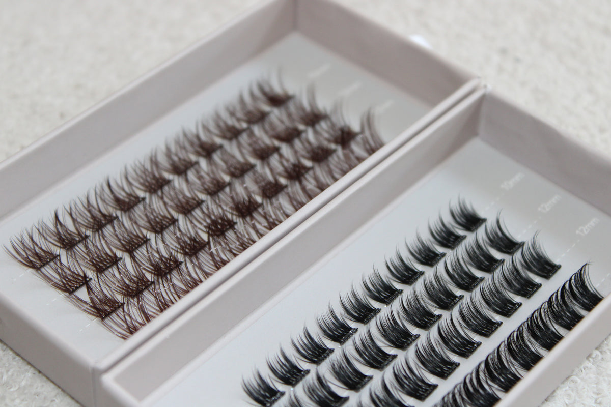 Clusters de faux cils NYA dans leur boîtier
