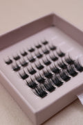 Vue rapprochée de clusters de faux cils montrant la texture et la densité des bouquets.