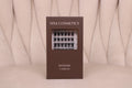Boîte de faux cils auto-adhésifs NYA Cosmetics gamme Intense C Curl mix sur fond beige neutre nouvelle collection 2026