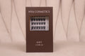 Boîte de faux cils auto-adhésifs NYA Cosmetics gamme Soft C Curl mix sur fond beige neutre nouvelle collection 2026