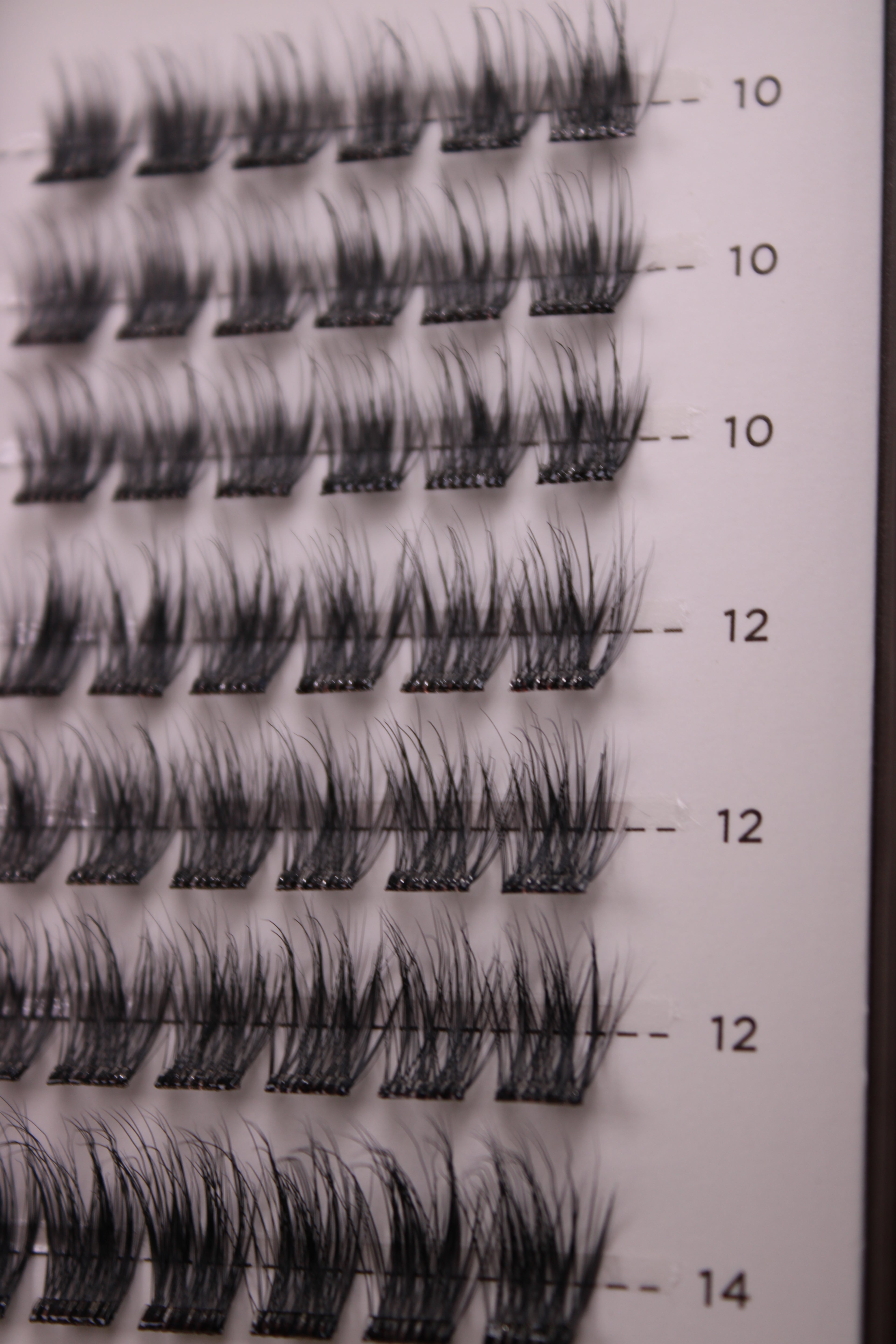 Gros plan sur les clusters de faux cils auto-adhésifs NYA Soft en longueurs 10mm 12mm et 14mm C Curl nouvelle collection