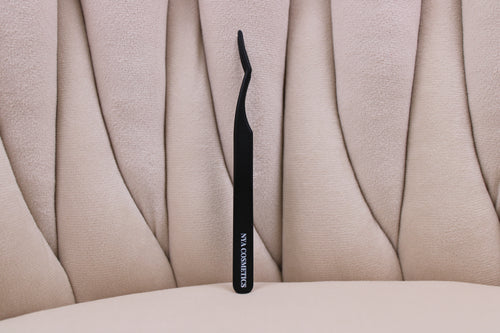 Pince noire NYA COSMETICS pour appliquer les faux cils avec précision.